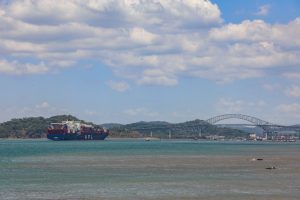 containerschip richting het Panamakanaal
