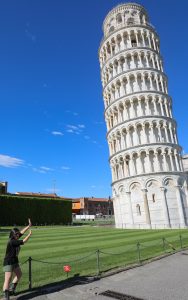 poseren met de toren van Pisa