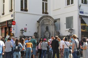 Manneken Pis met omstanders