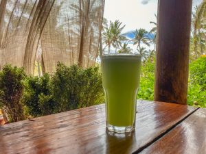 grote glas met verse limonade