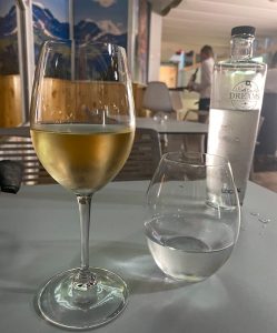 een glas Canarische witte wijn