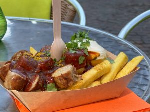 curryworst met frietjes en mayo
