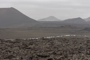rij wachtende auto's bij de Vuurbergen