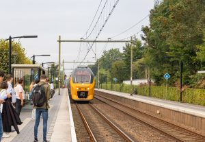 met de trein mee