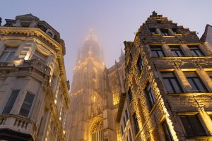 wandeling door mistig Antwerpen