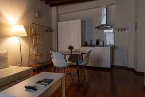 in het appartement