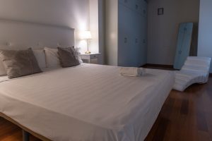 in het appartement