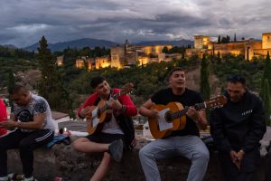uitzicht op het Alhambra met gitaarspelers