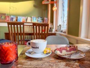 koffie en een punt stoofpeer-amandeltaart