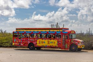 luid toeterende partybus