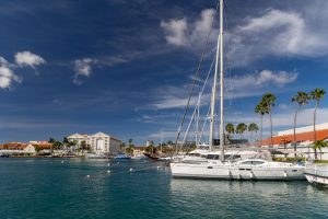 Via de jachthaven van Oranjestad verlaat ik het gebied van de Renaissance Marketplace