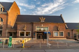 naar het station