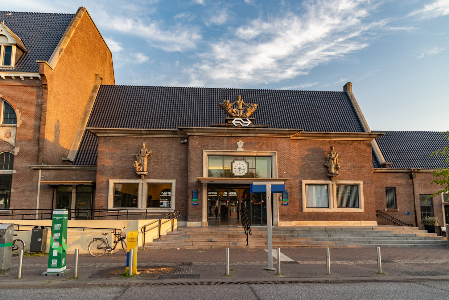 naar het station