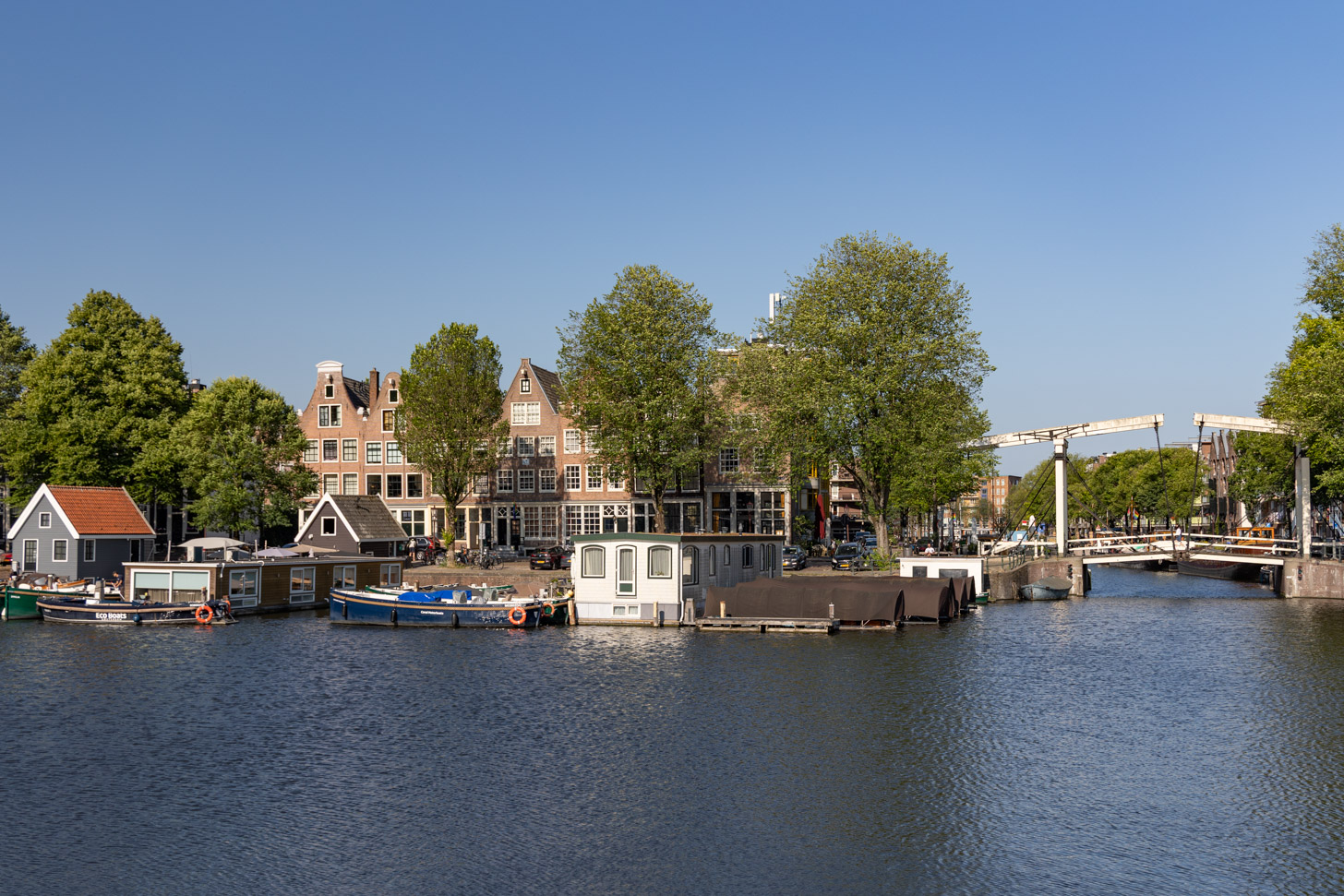 Bij de Zandhoek staan enkele karakteristieke Amsterdamse panden die herinneren aan het maritieme verleden van dit deel van de stad.
