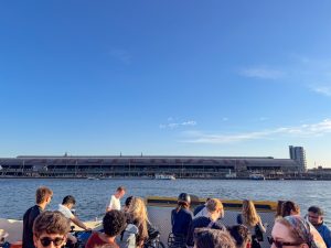 met de veerboot naar Amsterdam Centraal