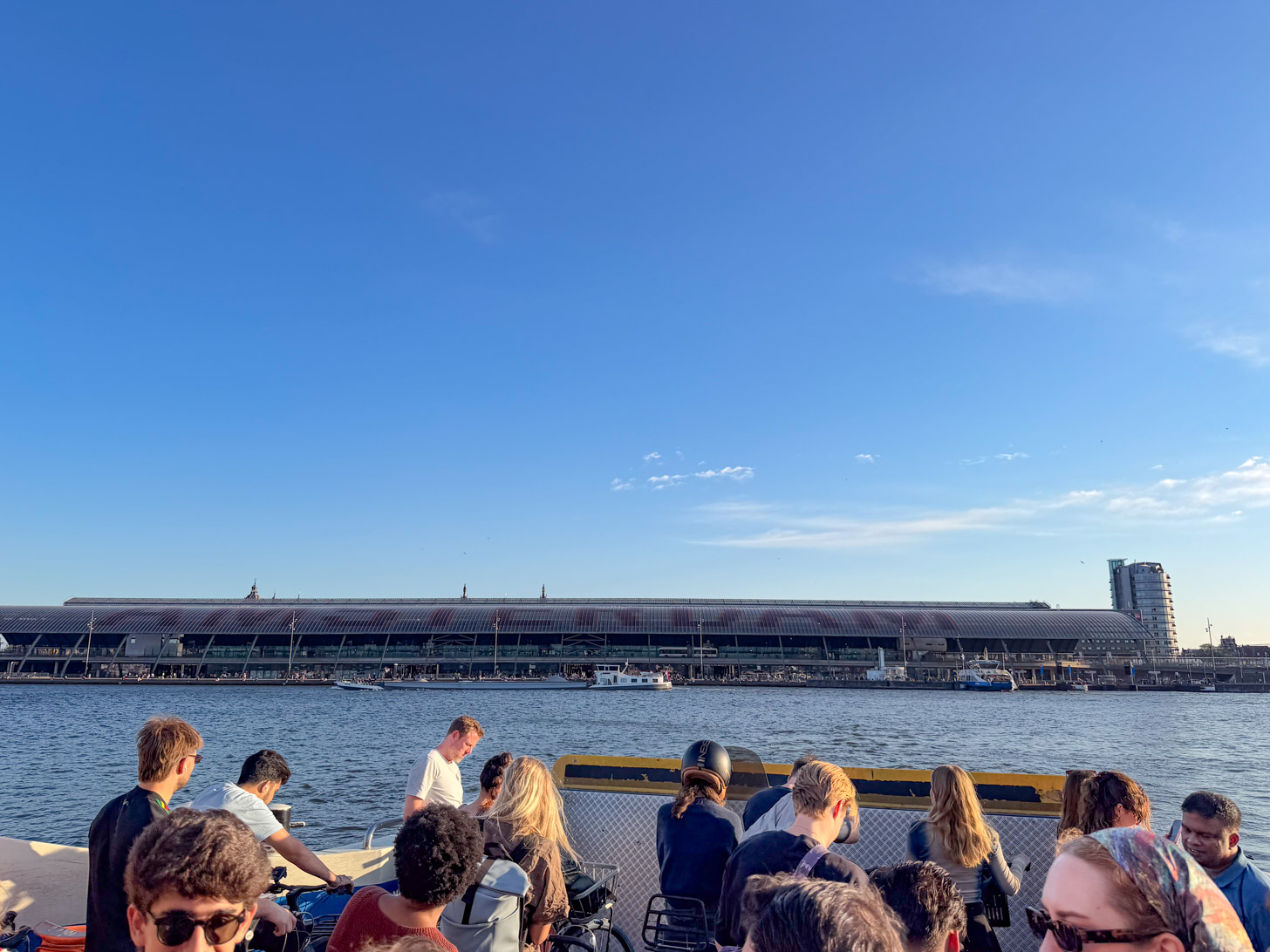 met de veerboot naar Amsterdam Centraal