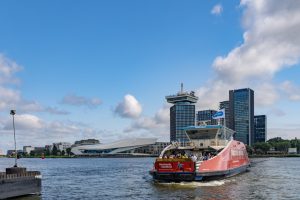 pakken we de veerboot over het IJ