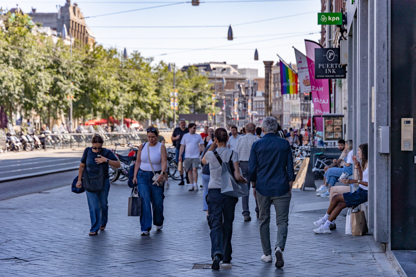 De sfeer is hier meteen anders: drukker, toeristischer