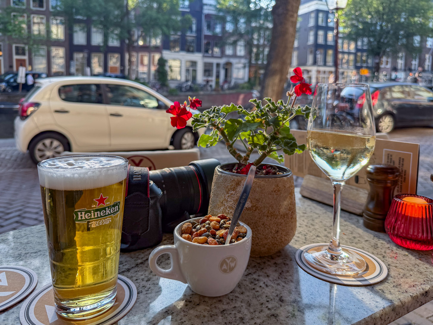 19:20 uur - biertje en wijntje