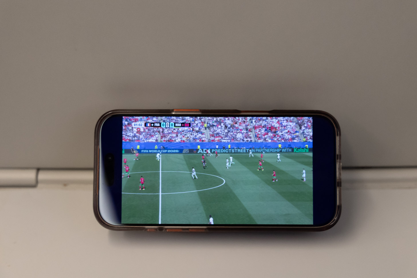Onderweg kijk ik op mijn telefoon naar de wedstrijd tussen Frankrijk en Marokko.