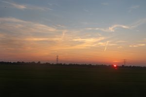 Tegen tienen zien we vanuit de trein de zon ondergaan.