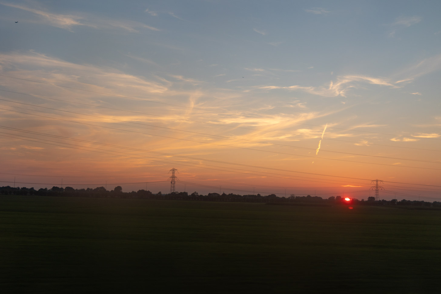 Tegen tienen zien we vanuit de trein de zon ondergaan.