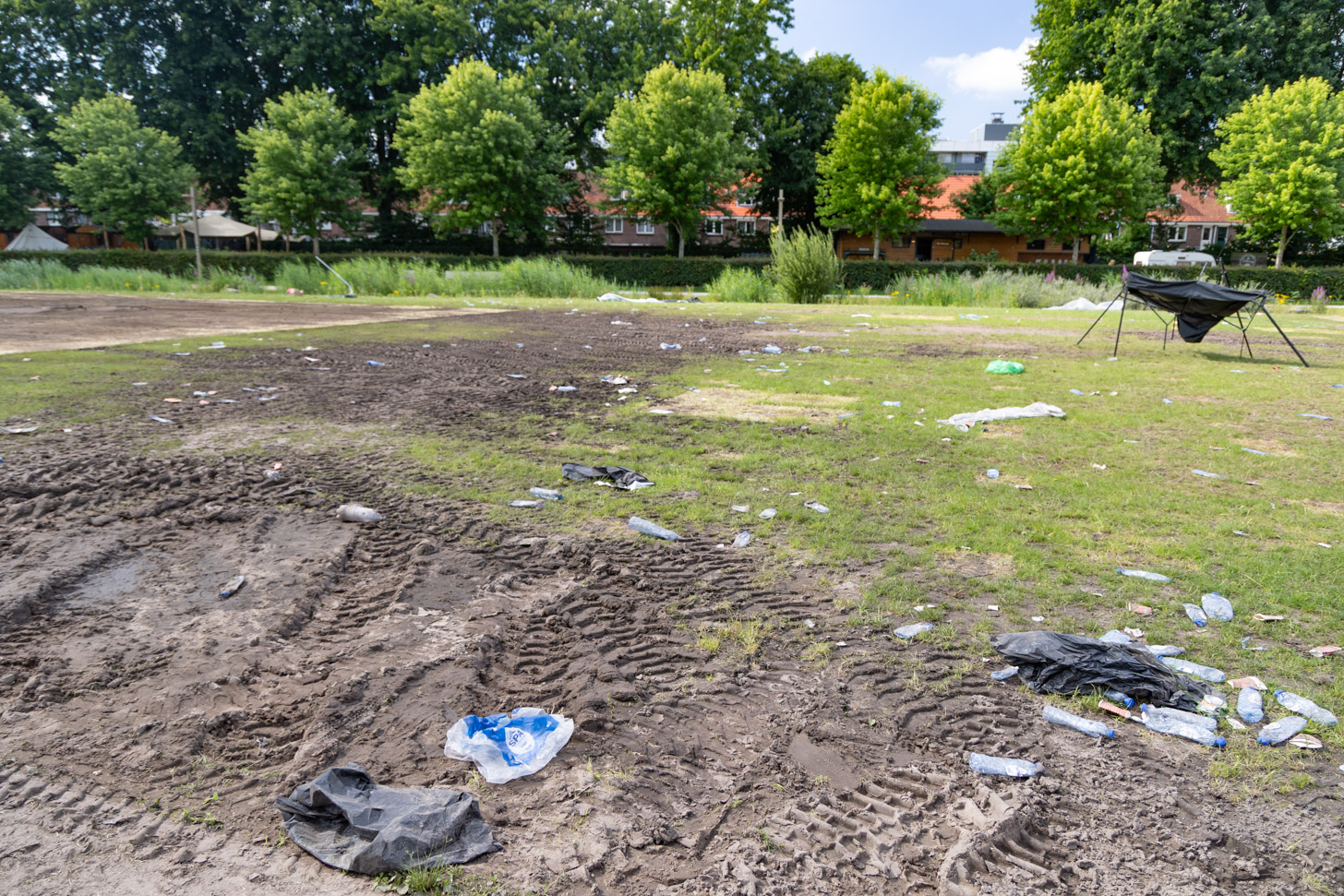 Het gras in het oostelijke deel van het Spoorpark is op sommige plekken flink beschadigd.