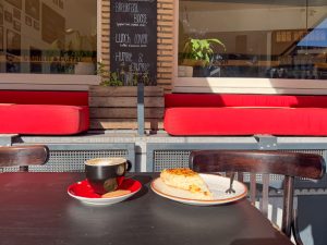 cappuccino en een bescheiden punt rijstevlaai