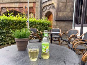 drankje in de tuin van de brasserie
